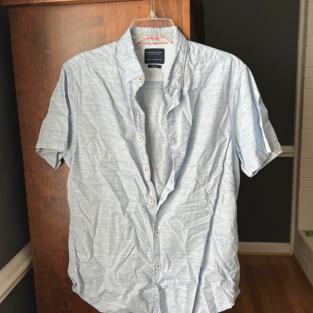 Men’s short sleeve button up. Slim fit.